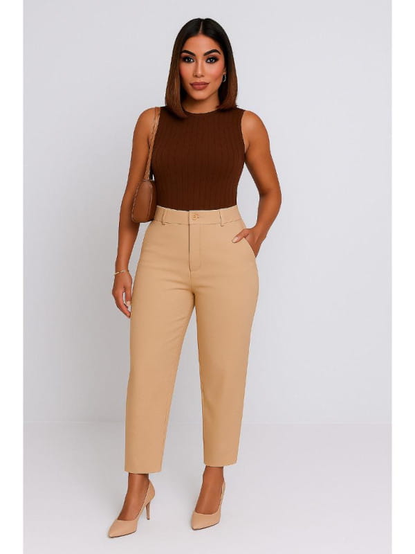 Acessórios Dourados e Cintos: O Toque Final para sua Calça Bege