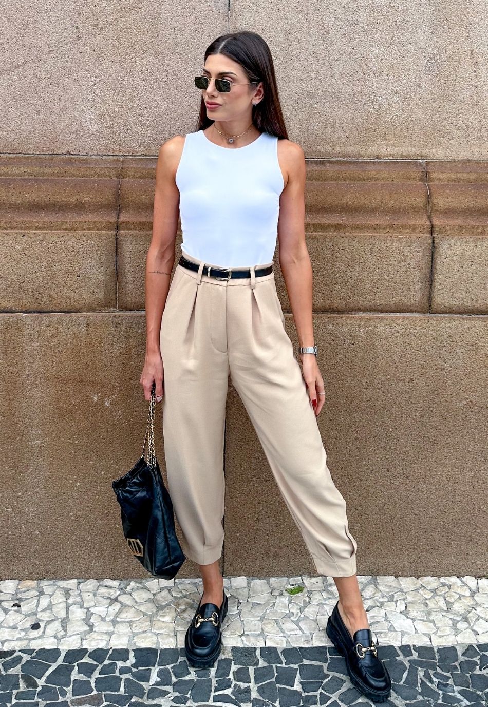 Do Trabalho ao Happy Hour: 5 Looks com Calça Bege Essenciais