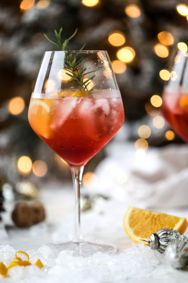 5 Títulos para Posts de Blog:
1. Guia Completo: Qual Copo Usar para Cada Coquetel?
2. Do Old Fashioned ao Martini: Desvendando os Copos de Bar Essenciais
3. Invista no Seu Bar em Casa: Os 5 Copos Indispensáveis para Drinks Perfeitos
4. Copos de Coquetel: Como a Escolha Certa Eleva a Experiência da Sua Bebida
5. Além do Básico: Copos Especiais para Drinks Exóticos e Clássicos