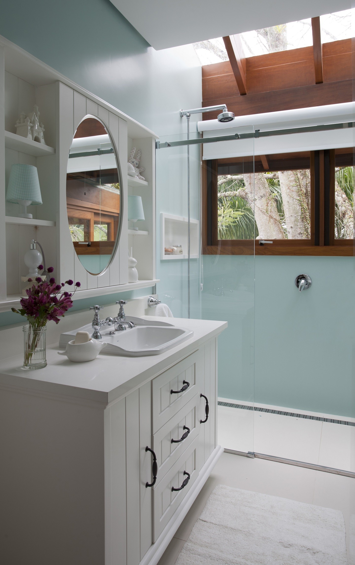 Como usar iluminação para ampliar seu banheiro