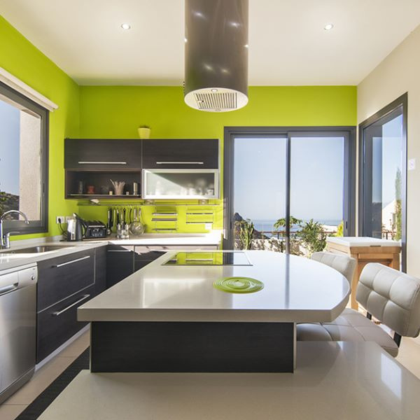 Cozinhas pequenas: Dicas de cores e iluminação para ampliar o espaço