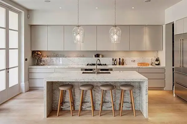 Cozinhas pequenas: Dicas de cores e iluminação para ampliar o espaço