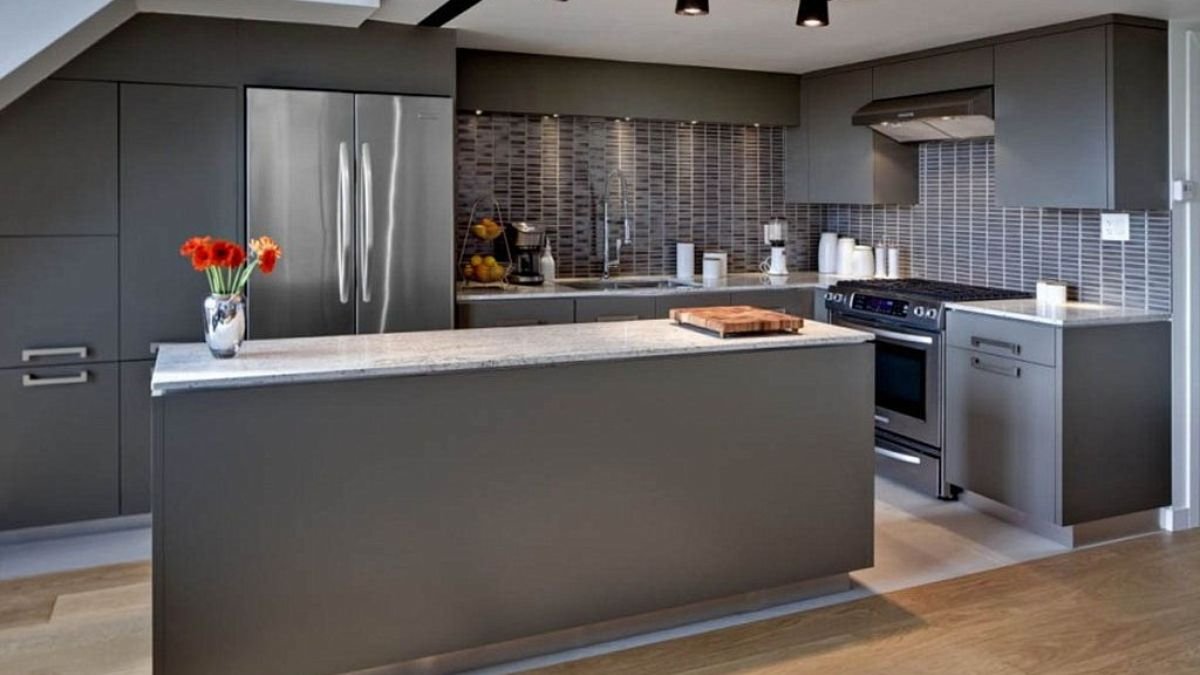 Cozinhas pequenas: Dicas de cores e iluminação para ampliar o espaço