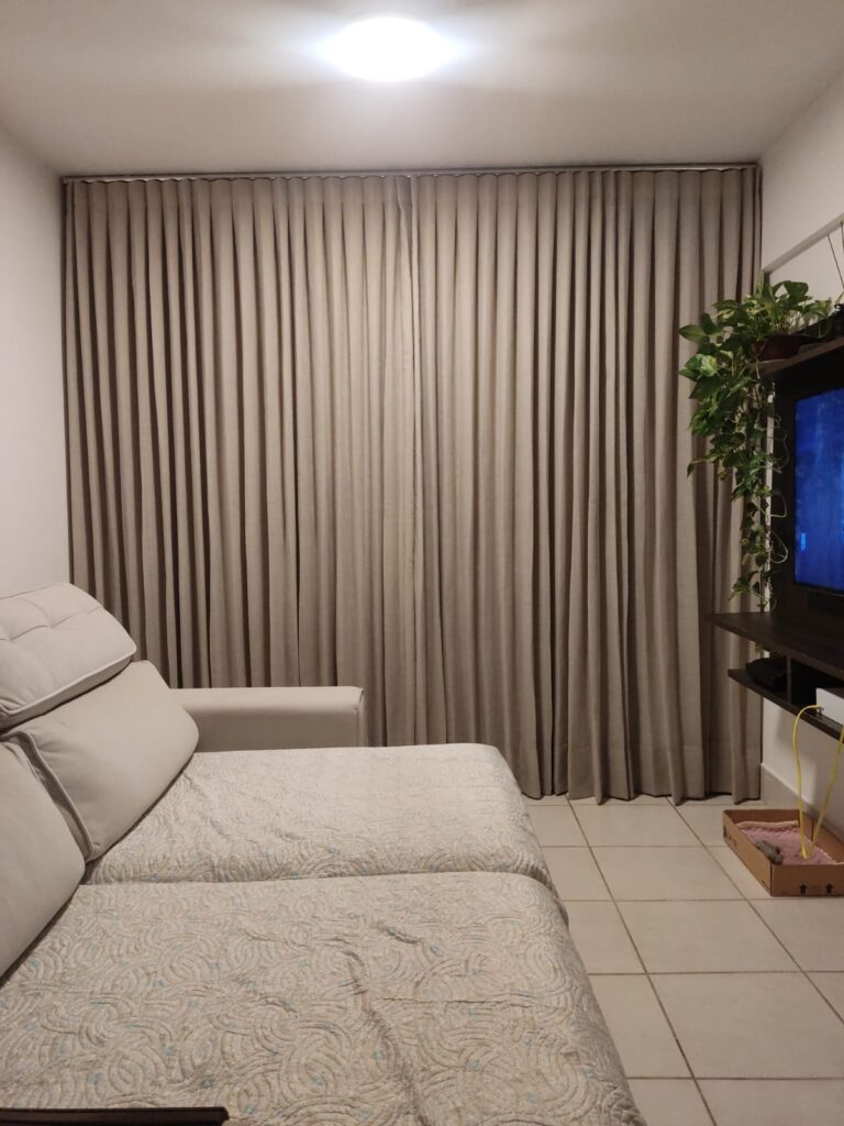 Linho vs. Voil: Qual o Melhor Tecido para Sua Cortina de Sala?