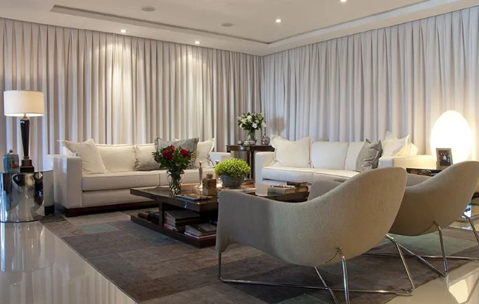 Linho vs. Voil: Qual o Melhor Tecido para Sua Cortina de Sala?