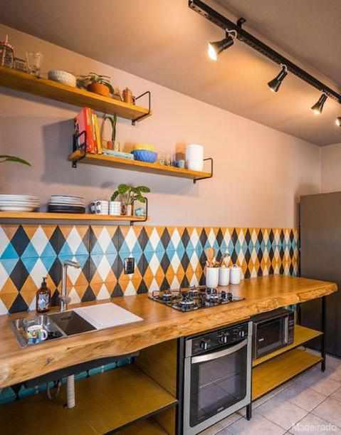 cozinha com bancada de madeira
