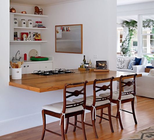 cozinha com bancada de madeira