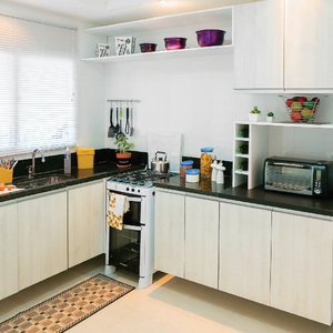 marcenaria planejada vs moveis prontos para cozinha pequena