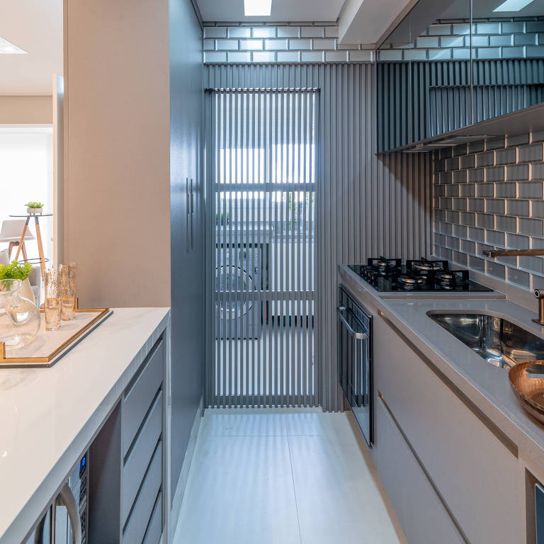 marcenaria planejada vs moveis prontos para cozinha pequena