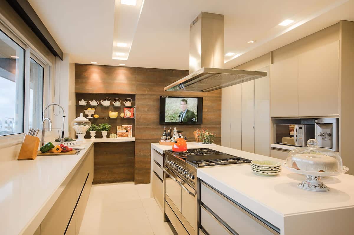 cozinha planejada com ilha e bancada