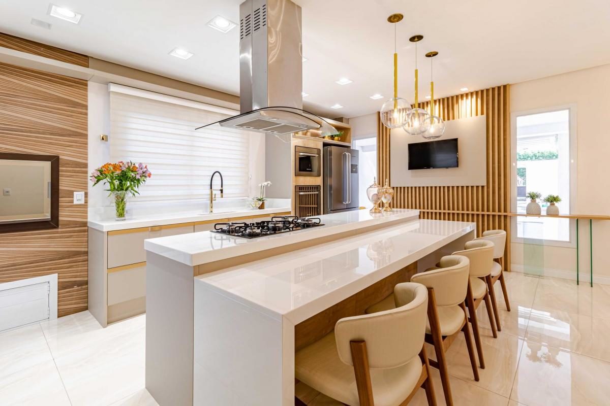 cozinha planejada com ilha e forno