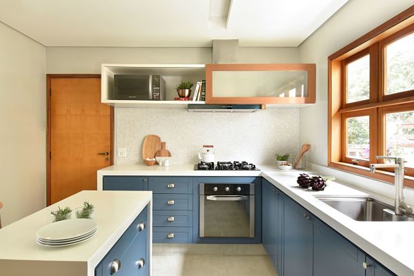 cozinha planejada com ilha e madeira