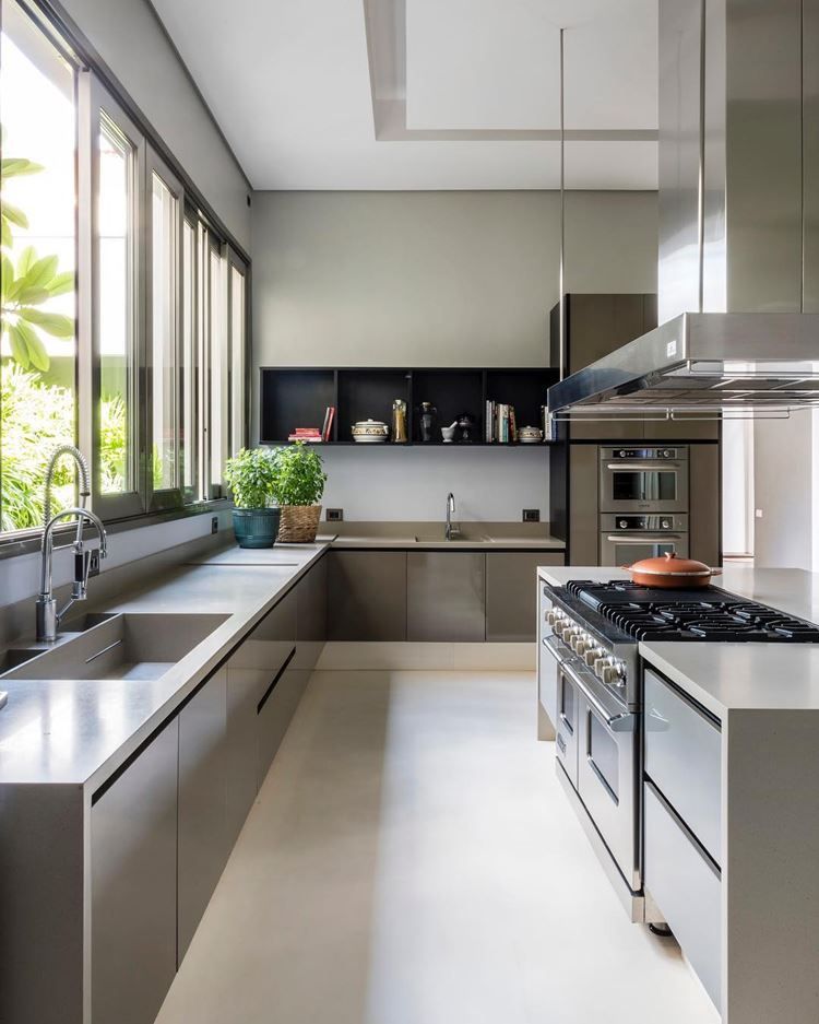 cozinha planejada com ilha e granito
