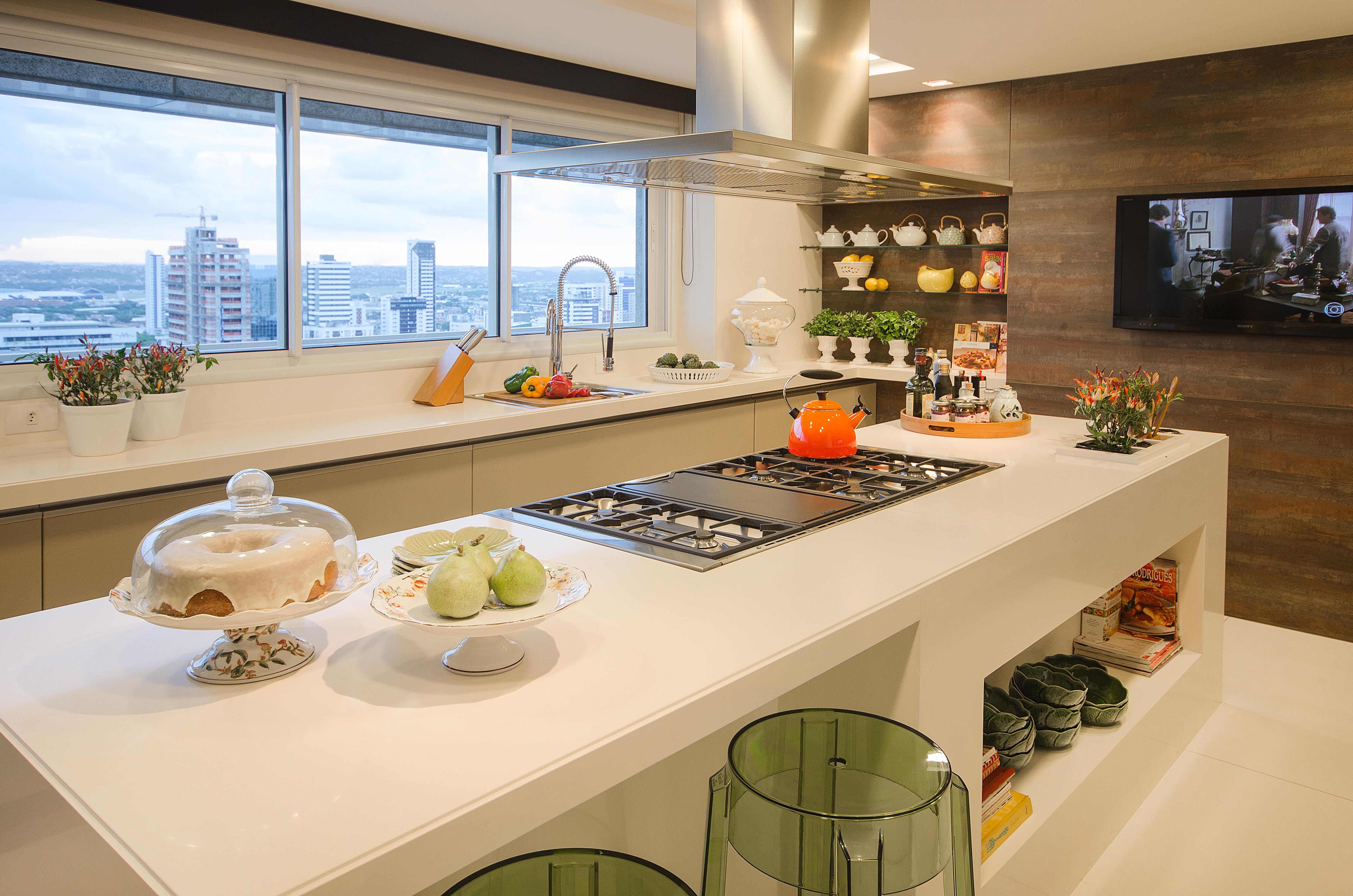 cozinha planejada com ilha e silestone