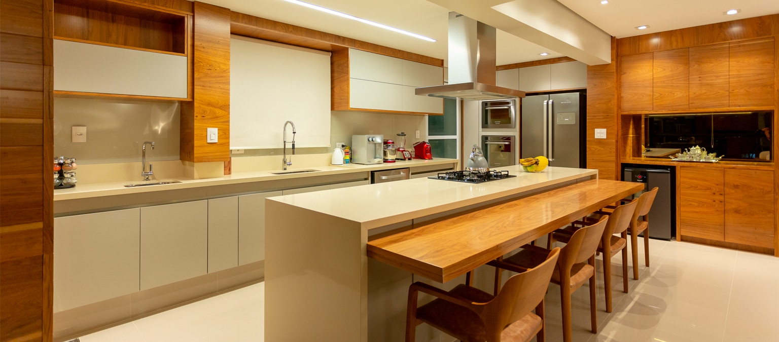 cozinha planejada com ilha e cooktop