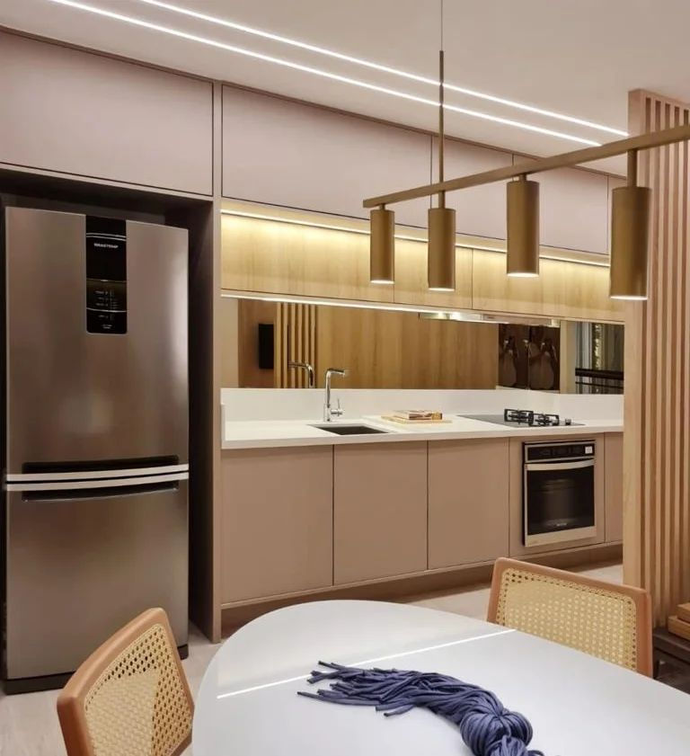 cozinha planejada pequena com balcão americano