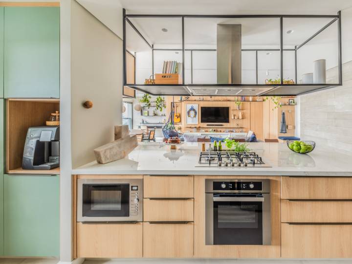 cozinha planejada pequena com balcão americano