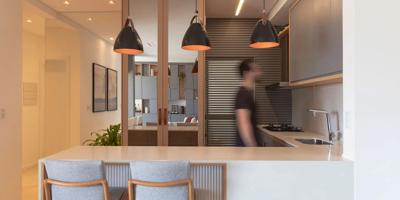 cozinha planejada pequena com balcão americano