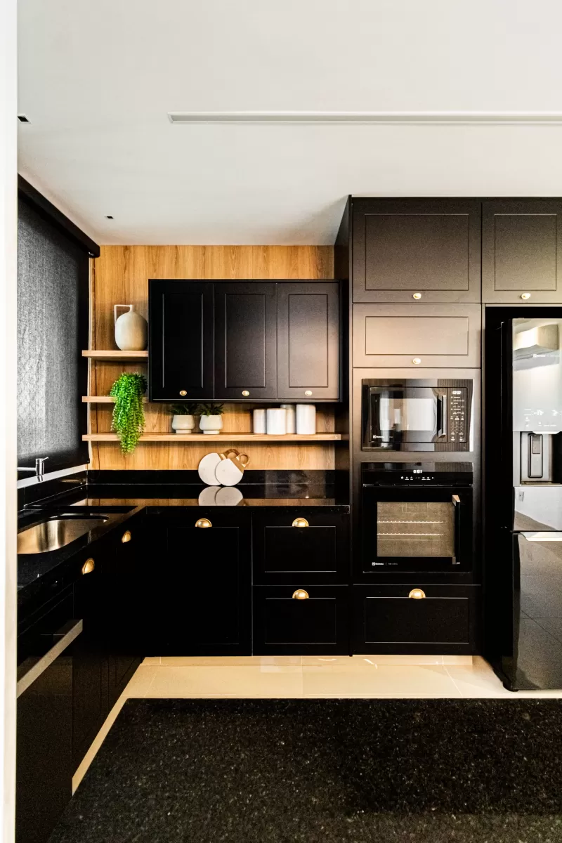 Cozinha Preta e Madeira: A Combinação Perfeita de Elegância e Aconchego