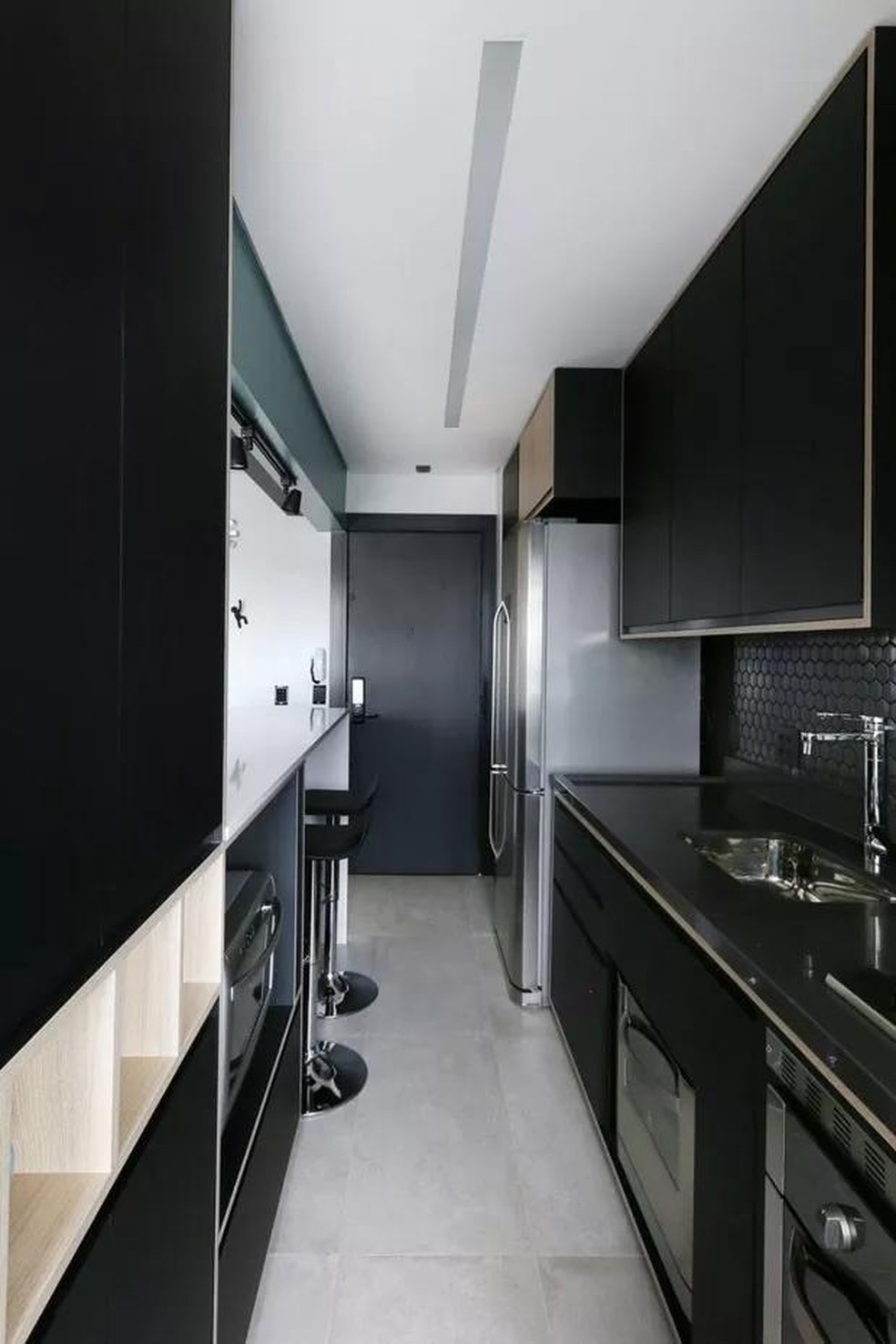 Guia Completo: Como Escolher a Bancada Perfeita para sua Cozinha Preta