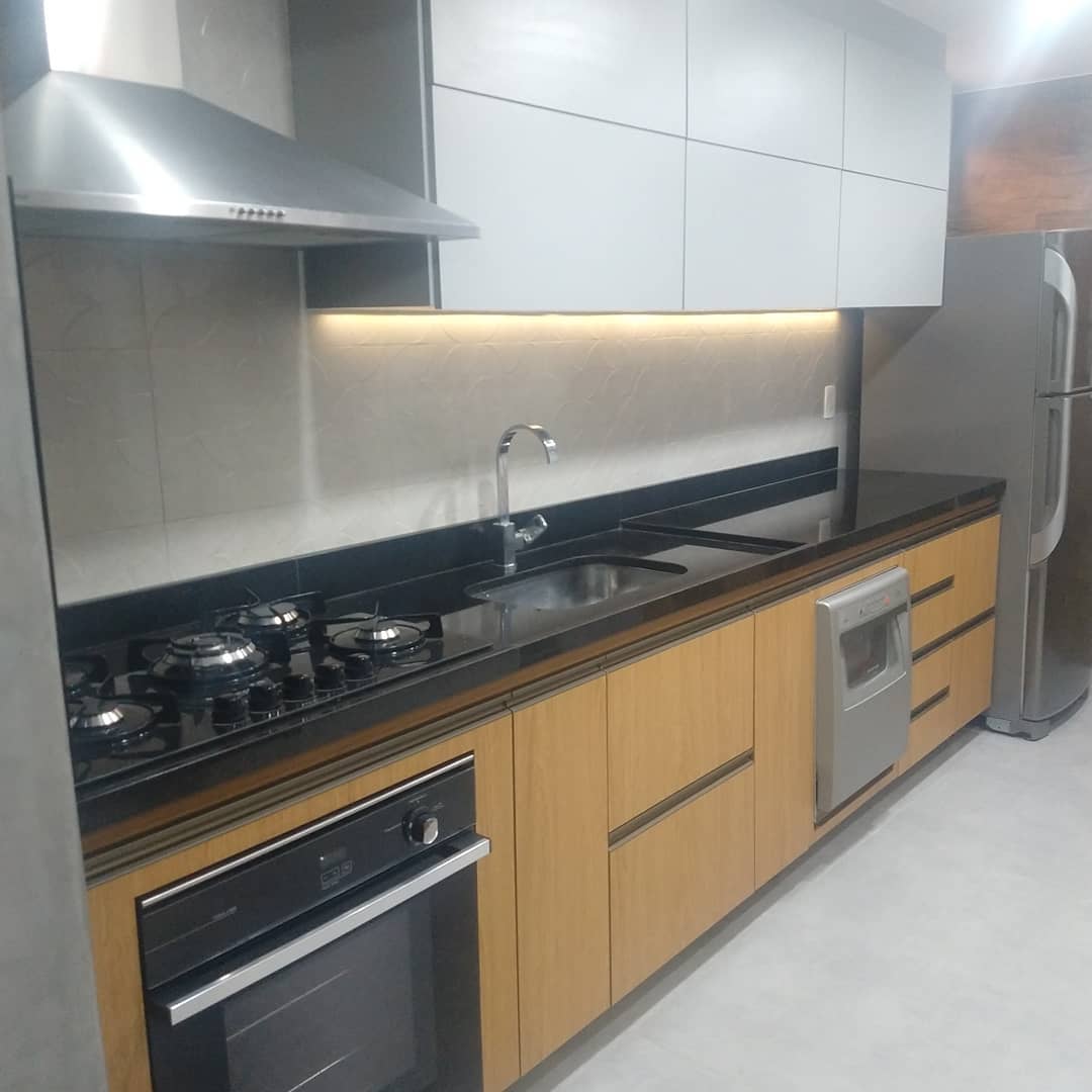 Iluminação Estratégica: Dicas Essenciais para Cozinhas Planejadas Pretas