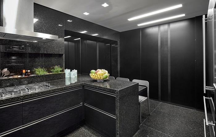 Cozinha Preta e Madeira: A Combinação Perfeita de Elegância e Aconchego