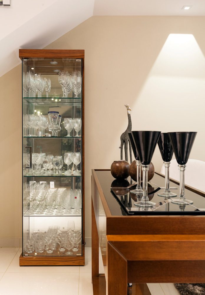 ideias de cristaleira moderna para sala de estar