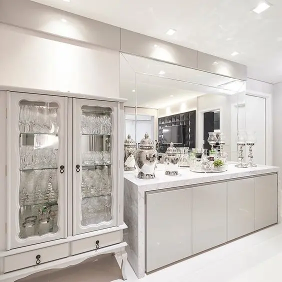 cristaleira de madeira ou metal qual escolher