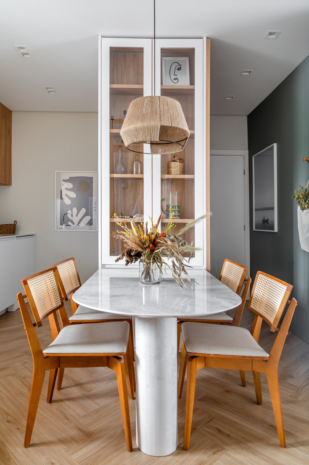 cristaleira de madeira ou metal qual escolher