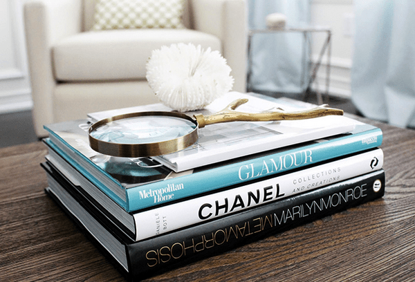 Além da Estante: 7 Ideias Inovadoras para Usar Livros na Decoração