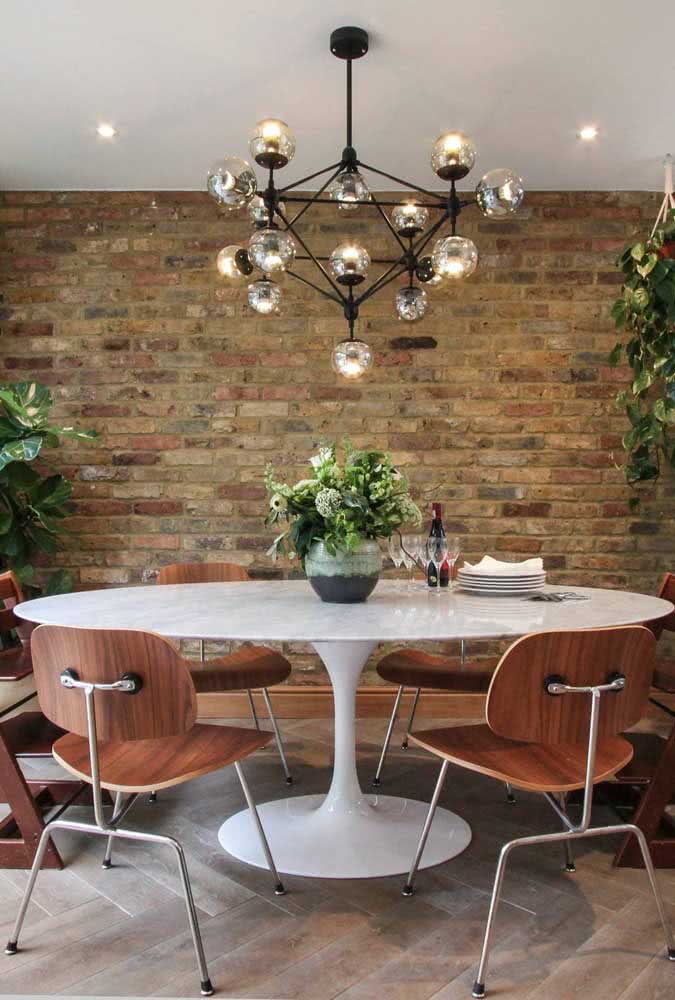 Além da Cadeira Tulipa: Outras Combinações Perfeitas para Sua Mesa Saarinen