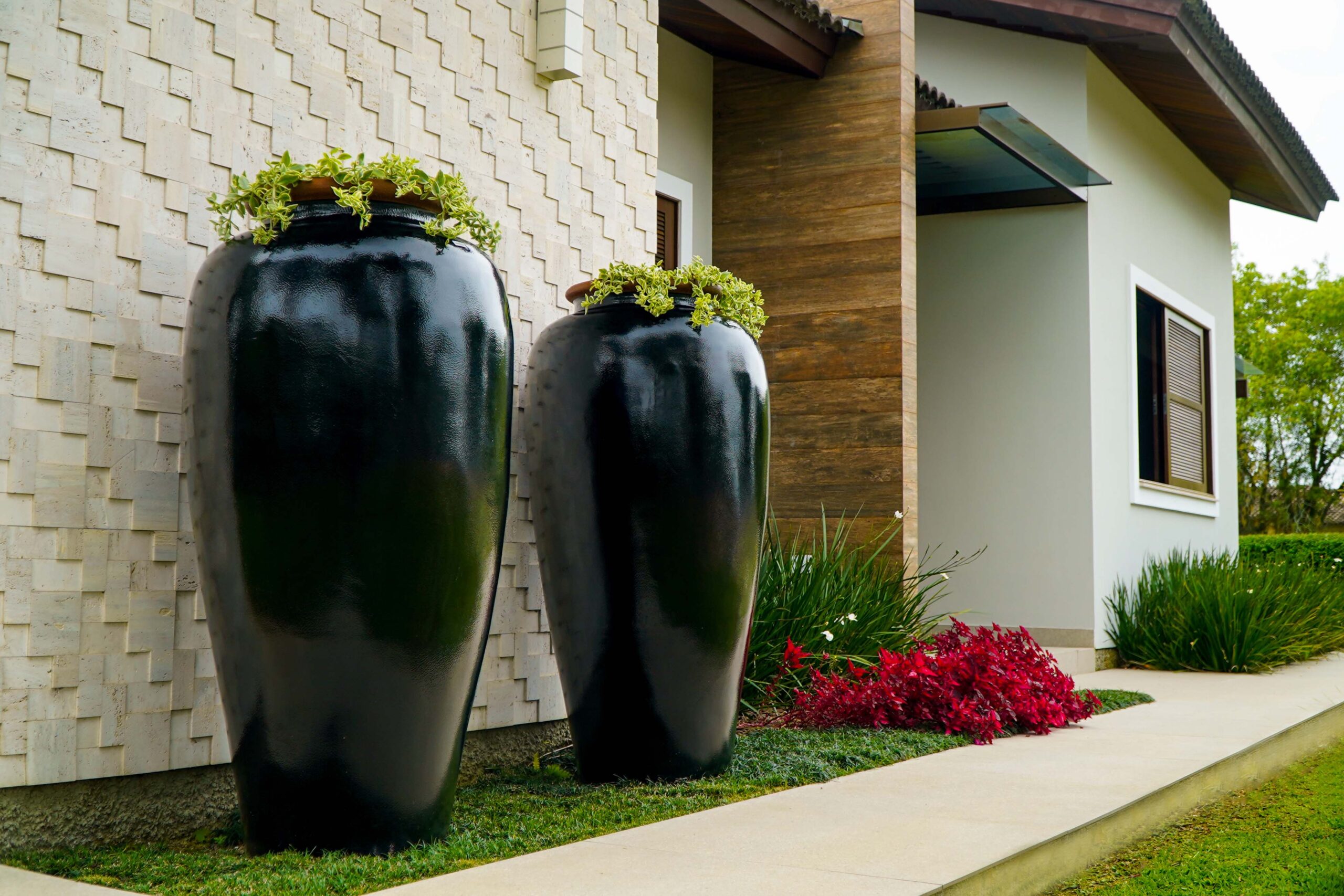 decoracao com vasos na entrada