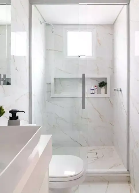 Porcelanato Acetinado vs Polido: Qual o Melhor para o seu Banheiro?