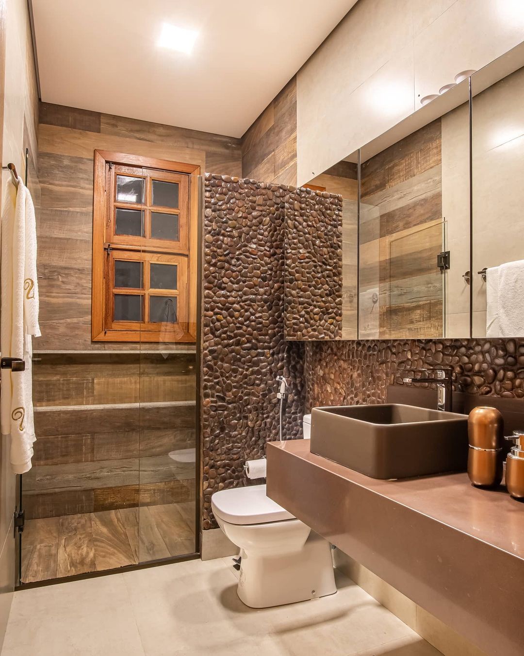 Guia Completo: Como Escolher a Madeira Ideal para Seu Banheiro Rústico