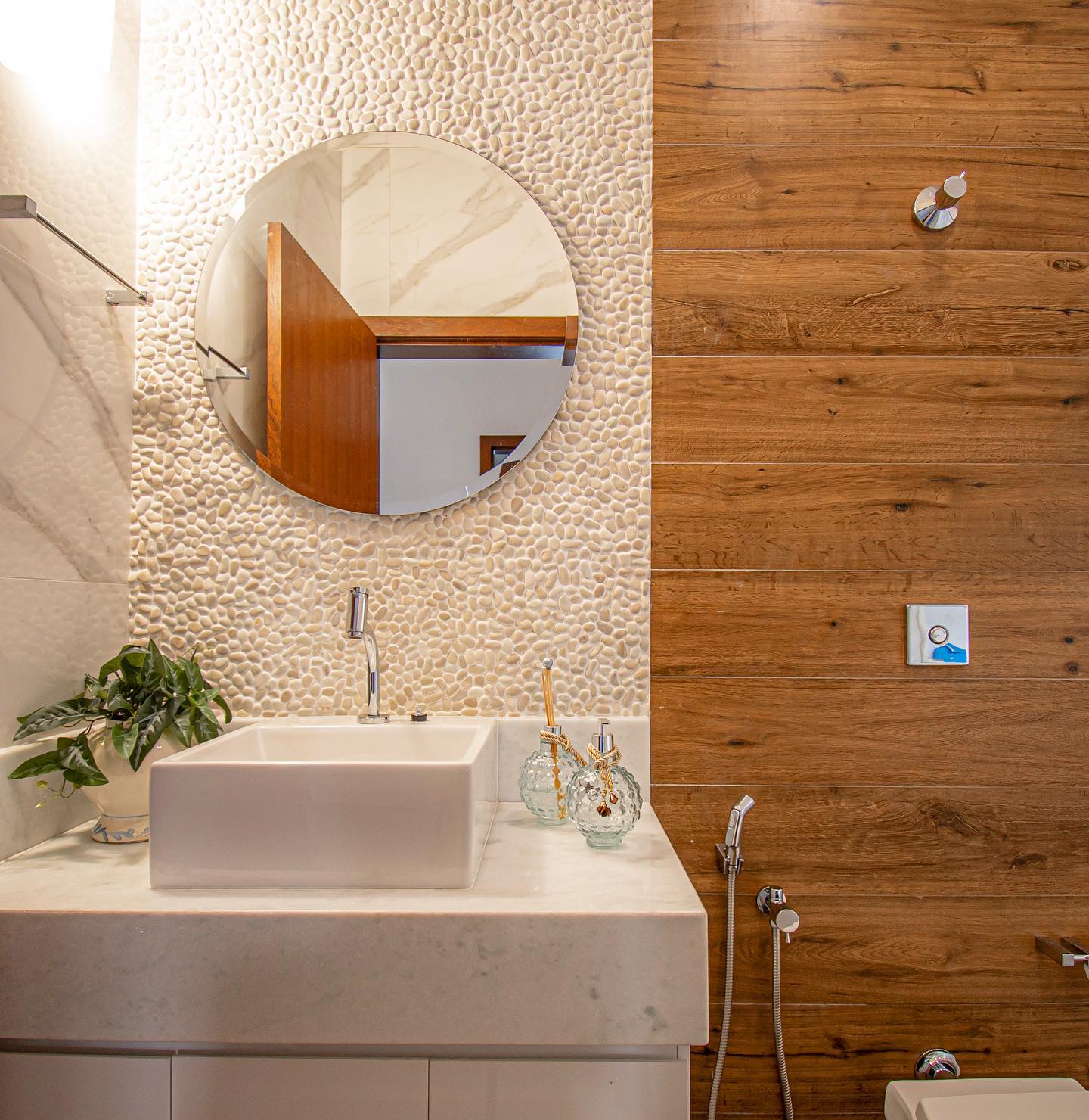 Metais e Acabamentos: O Toque Moderno no Banheiro Rústico