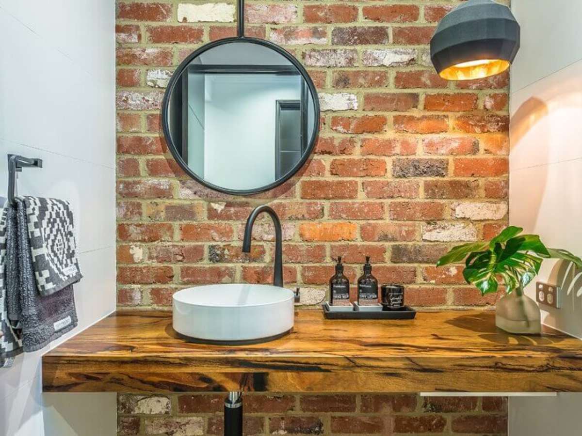 Metais e Acabamentos: O Toque Moderno no Banheiro Rústico