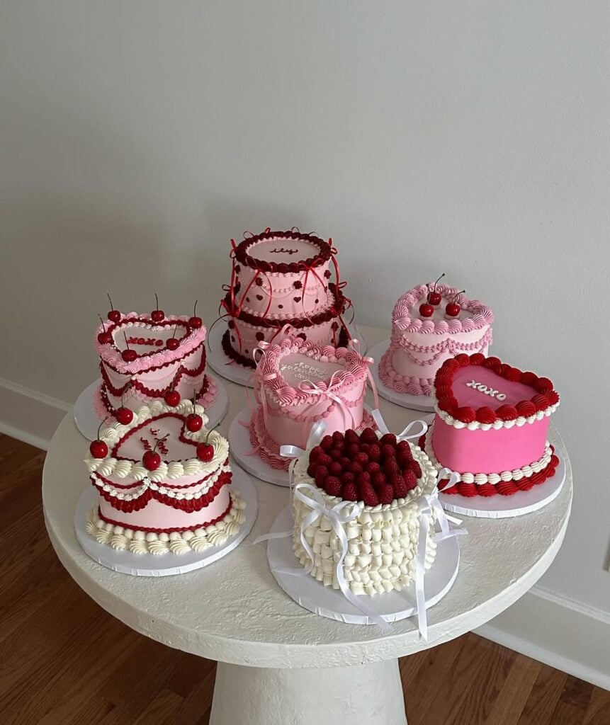 quanto custa decoração de bolo feminino