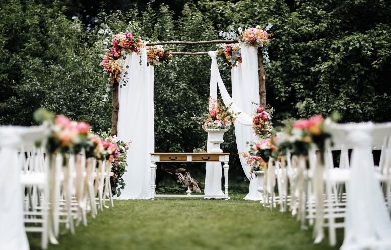 Como Escolher Flores da Estação para Economizar na Decoração do seu Casamento