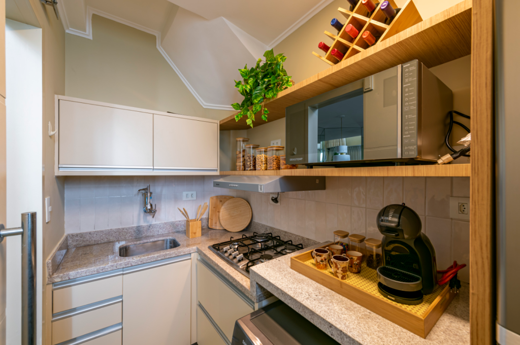 armario planejado ou prateleiras para cozinha pequena