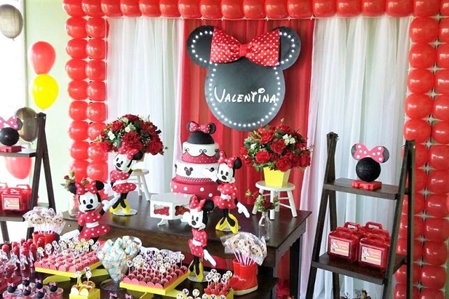 Minnie Vermelha vs. Minnie Rosa: Qual Estilo de Decoração Combina Mais com Sua Festa?