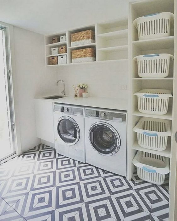 como usar prateleiras na decoração de lavanderia