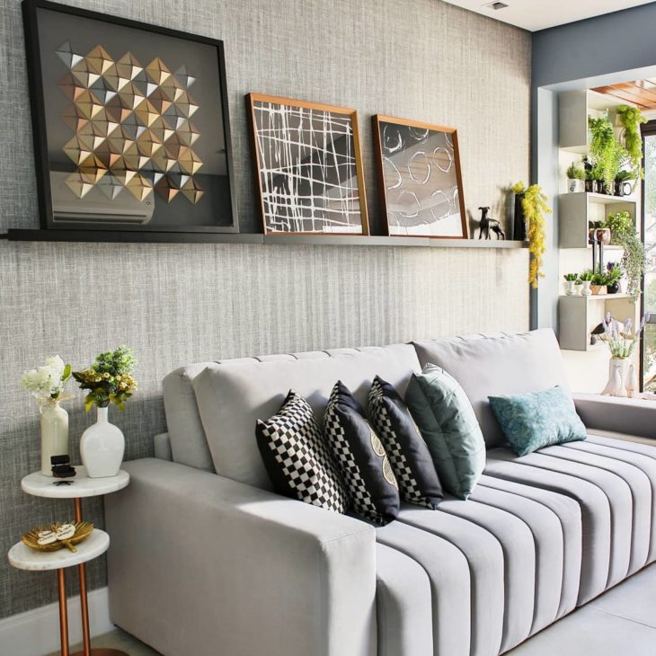 erros comuns ao decorar parede de sala pequena