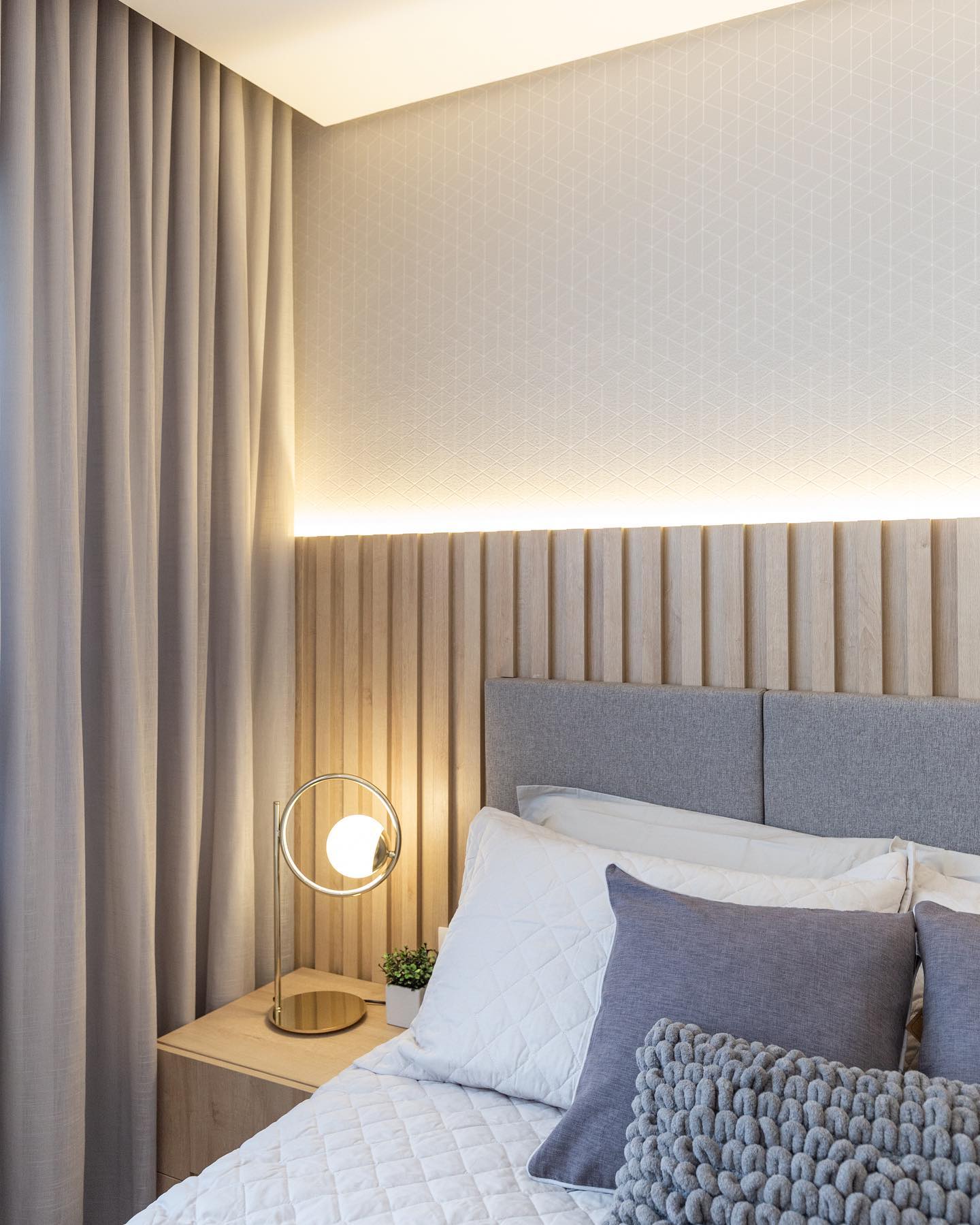 decoracao de quarto de casal com papel de parede