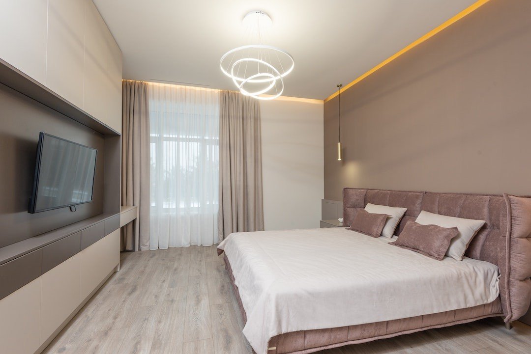 Inspirações de design: quartos de casal pequenos com TV integrada