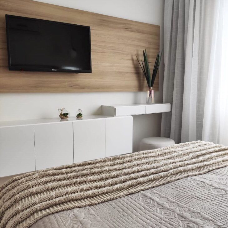 Como escolher o tamanho e altura ideais da TV para seu quarto