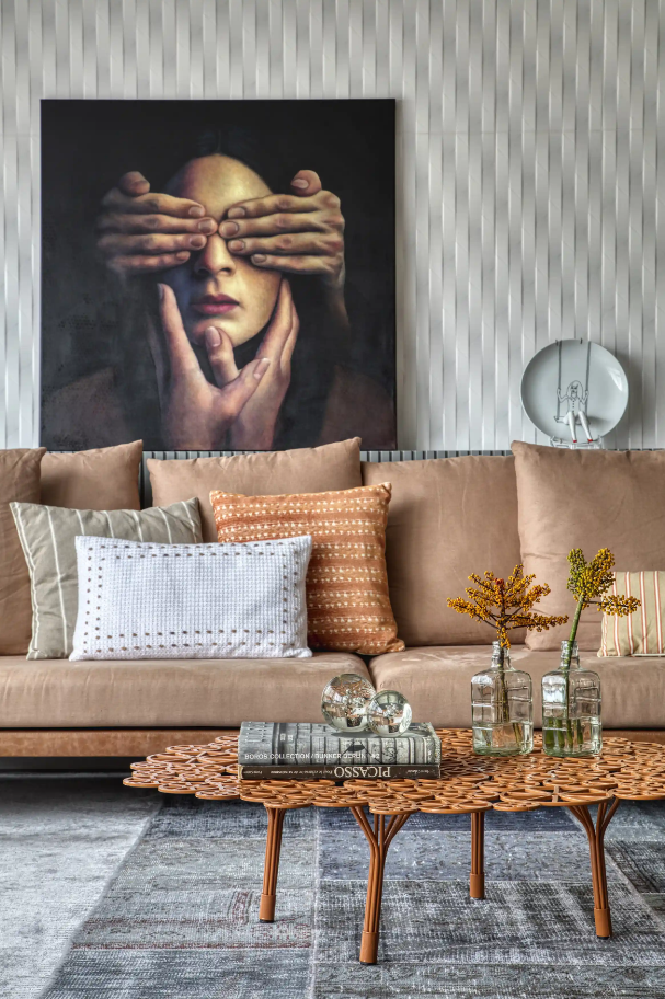 sofá marrom sala tons terrosos combinar