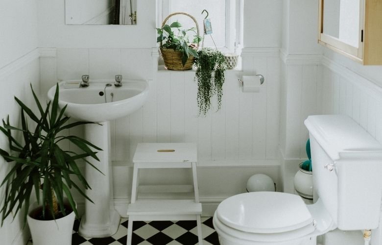 erros comuns decorar banheiro pequeno