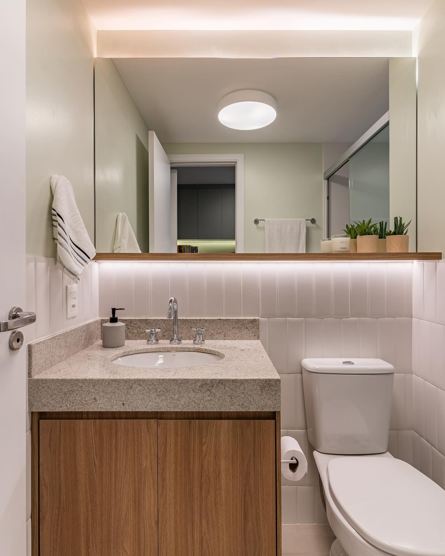 decoração banheiro simples versus luxuoso