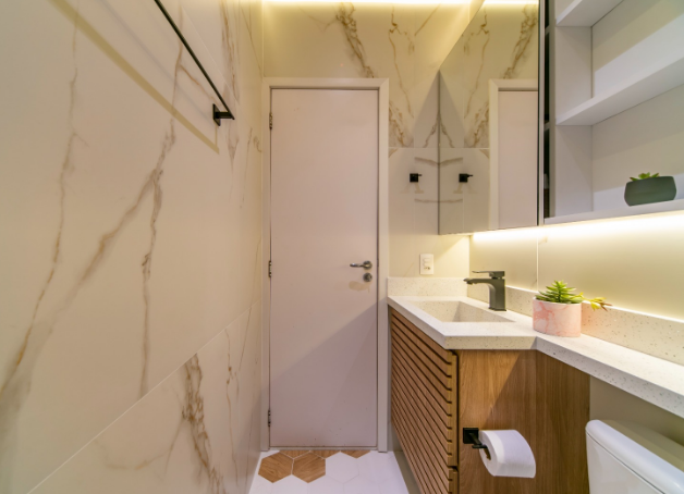 nichos e prateleiras para banheiro estreito acima vaso