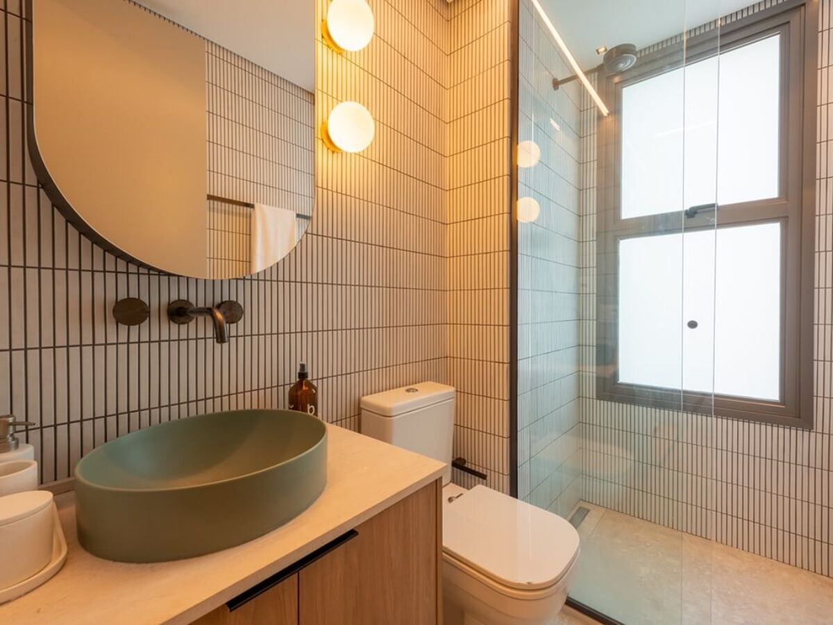 erros comuns ao decorar banheiro estreito e como evitar